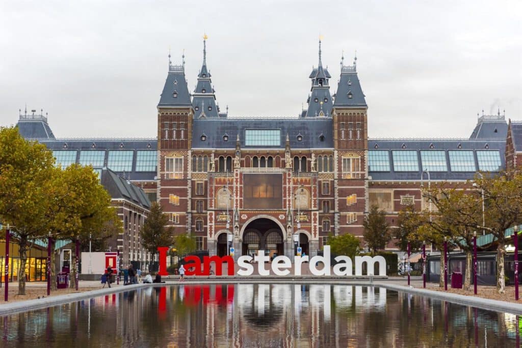 https://t4y7u6x5.delivery.rocketcdn.me/wp-content/uploads/2019/08/Amsterdam-tripsitter.jpg